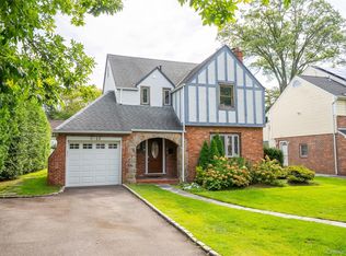 22 Andover Ln, Manhasset, NY 11030