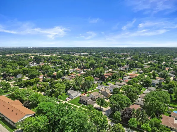 4901 West Maple Leaf CIRCLE, Greenfield, WI 53220