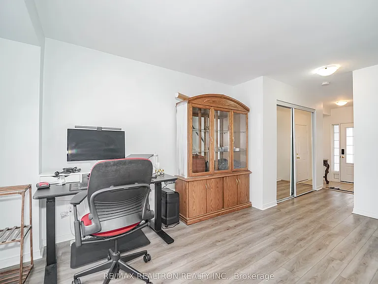 401 Rossland Rd E — Photo 6