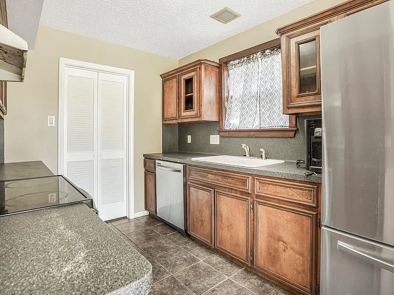17810 Crestline Rd — Photo 13