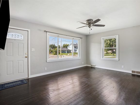 4th image of 1060 17th St NE