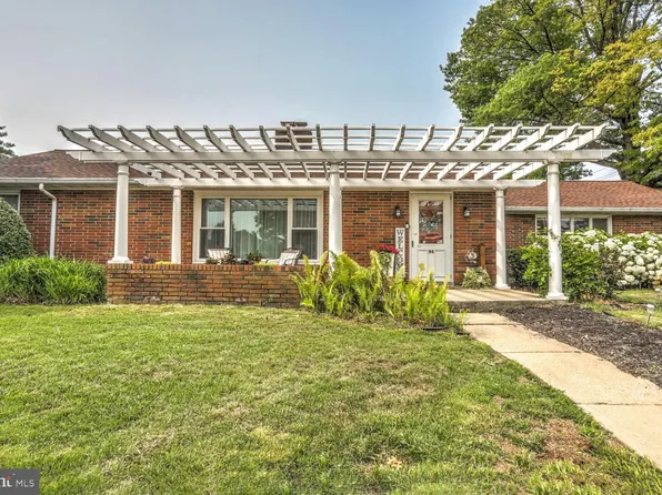 94 2nd St, Ephrata, PA 17522