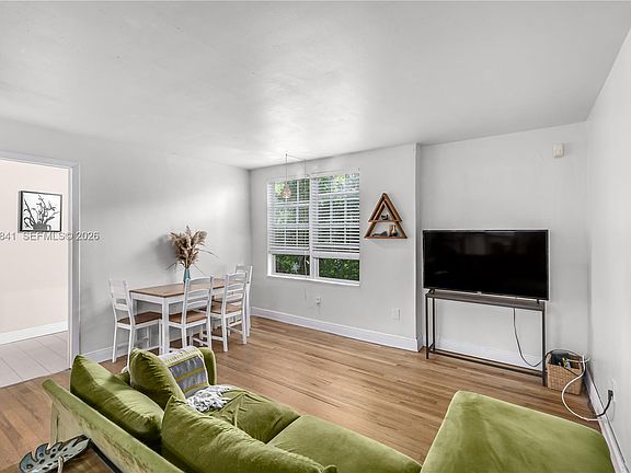 4th image of 932 7th St #932A