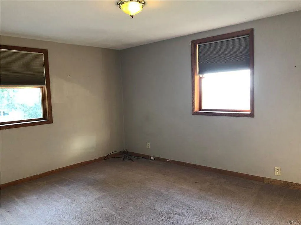 4 bed, 1.5 bath, 2264 sqft, $2,800 — Photo 2