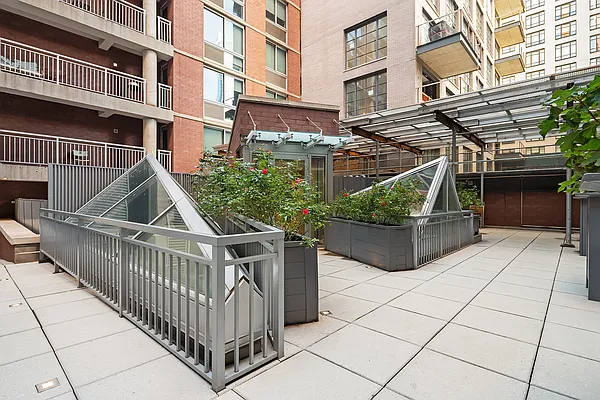 Rented by Compass | media 75