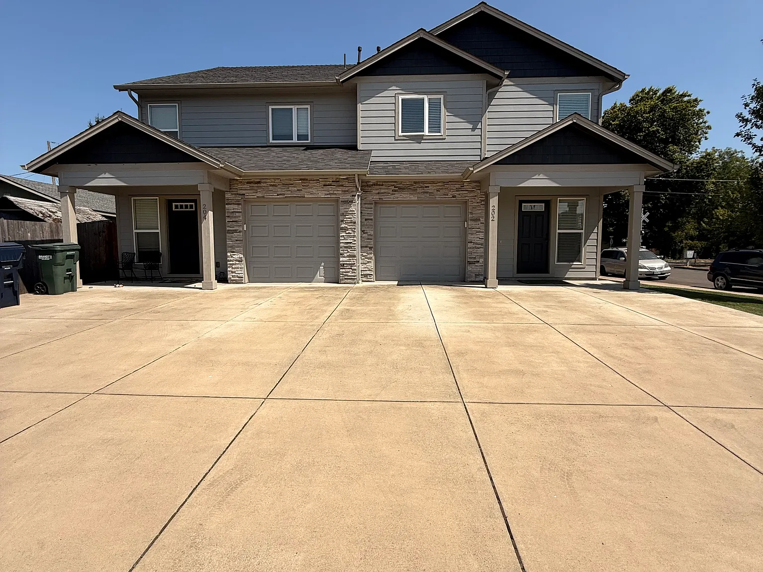 4 bed, 2.5 bath, 1660 sqft, $2,500 — Photo 2
