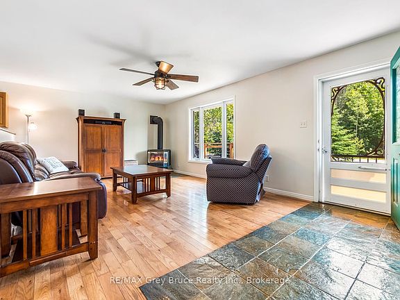 4th image of 32 Sugarbush Rd