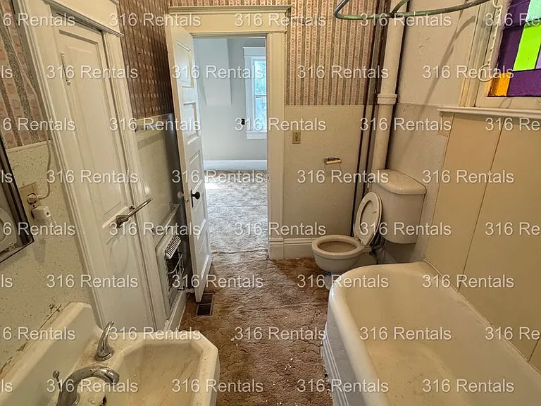 425 E 3rd St — Photo 10