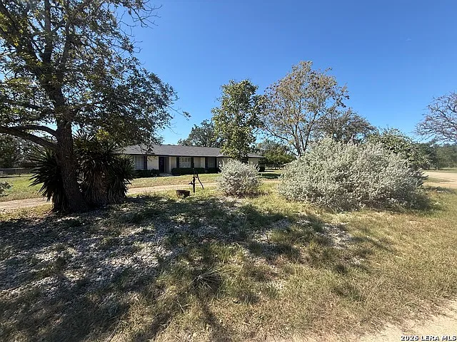 3 bed, 2.0 bath, 1979 sqft, $2,000 — Photo 2