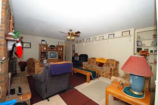4th image of 303 Willow Pl