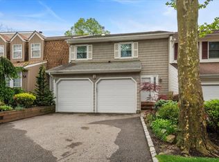 53 Estate Ct, Woodbury, NY 11797