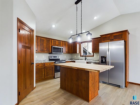 4th image of 1006 Honeysuckle Dr