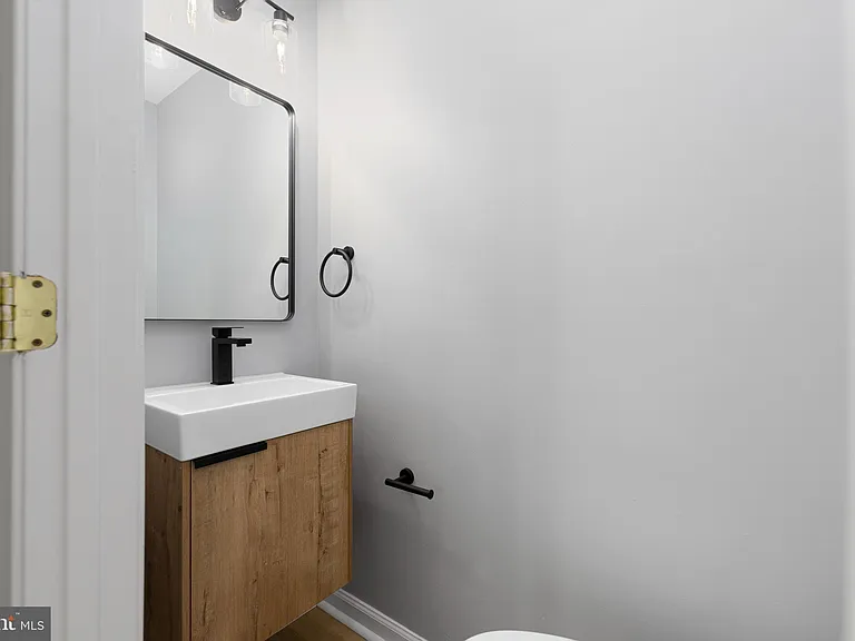 2032 S Langley St — Photo 16