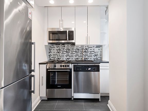 3rd image of 309 W 57th St APT 502