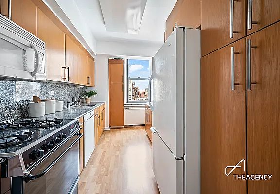 5th image of 500 E 83rd St APT 18G
