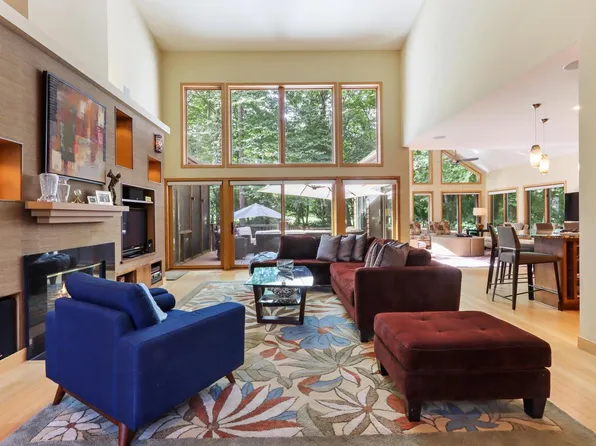 1050 Briarwood DRIVE, Fontana, WI 53125
