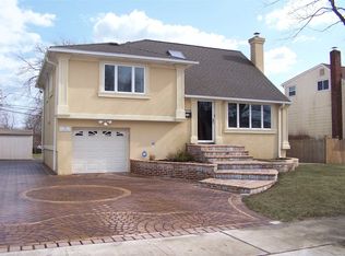 15 Martin St, Massapequa, NY 11758