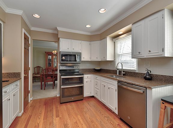 2nd image of 1580 Surrey Dr