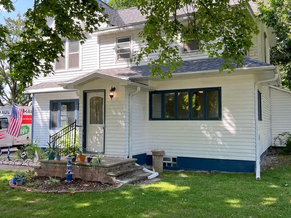 525 E State St, Iola, WI 54945