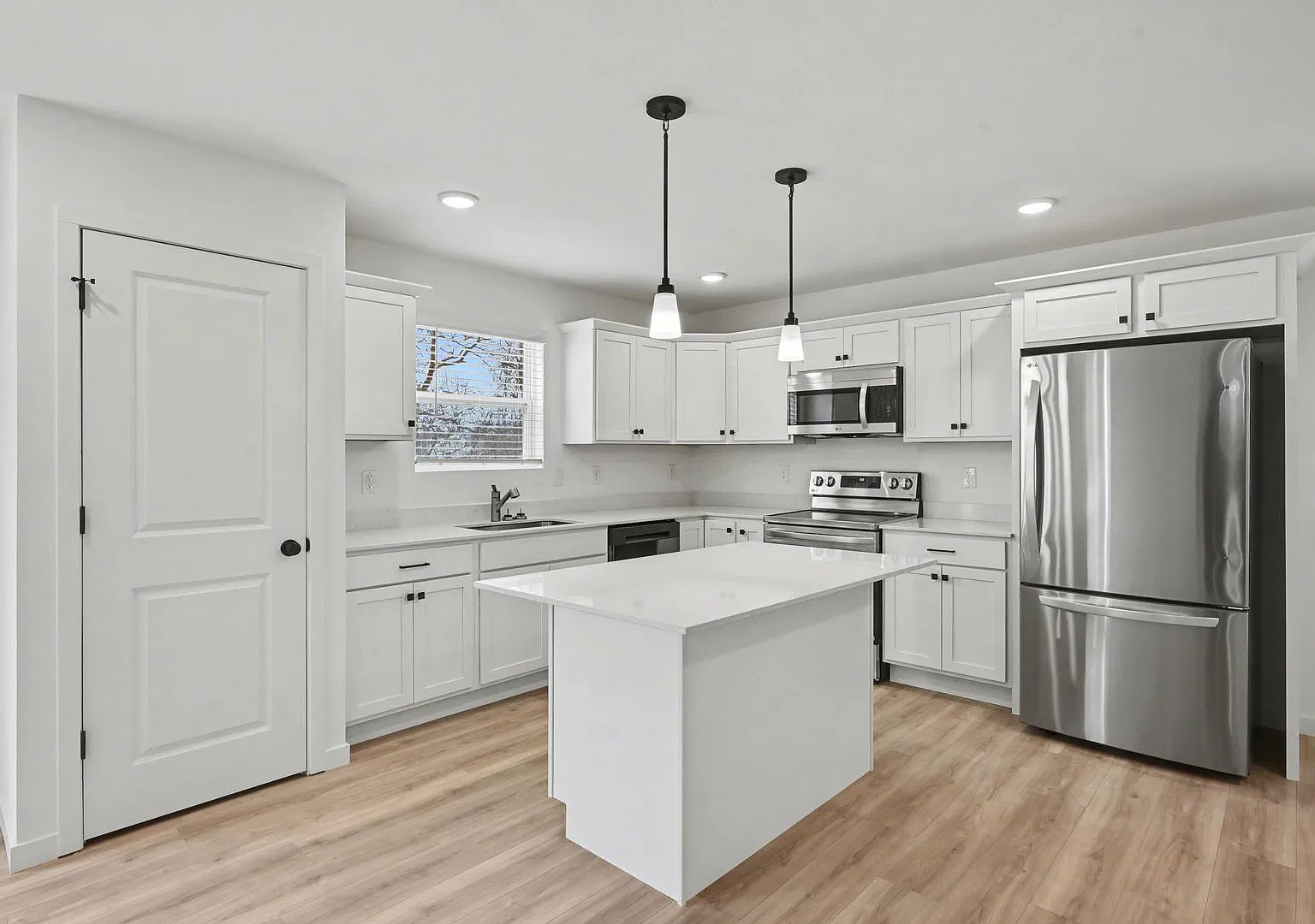 1 Month FREE Rent! Applied to Your First Full Month. Terms & Conditions Apply. — Photo 2