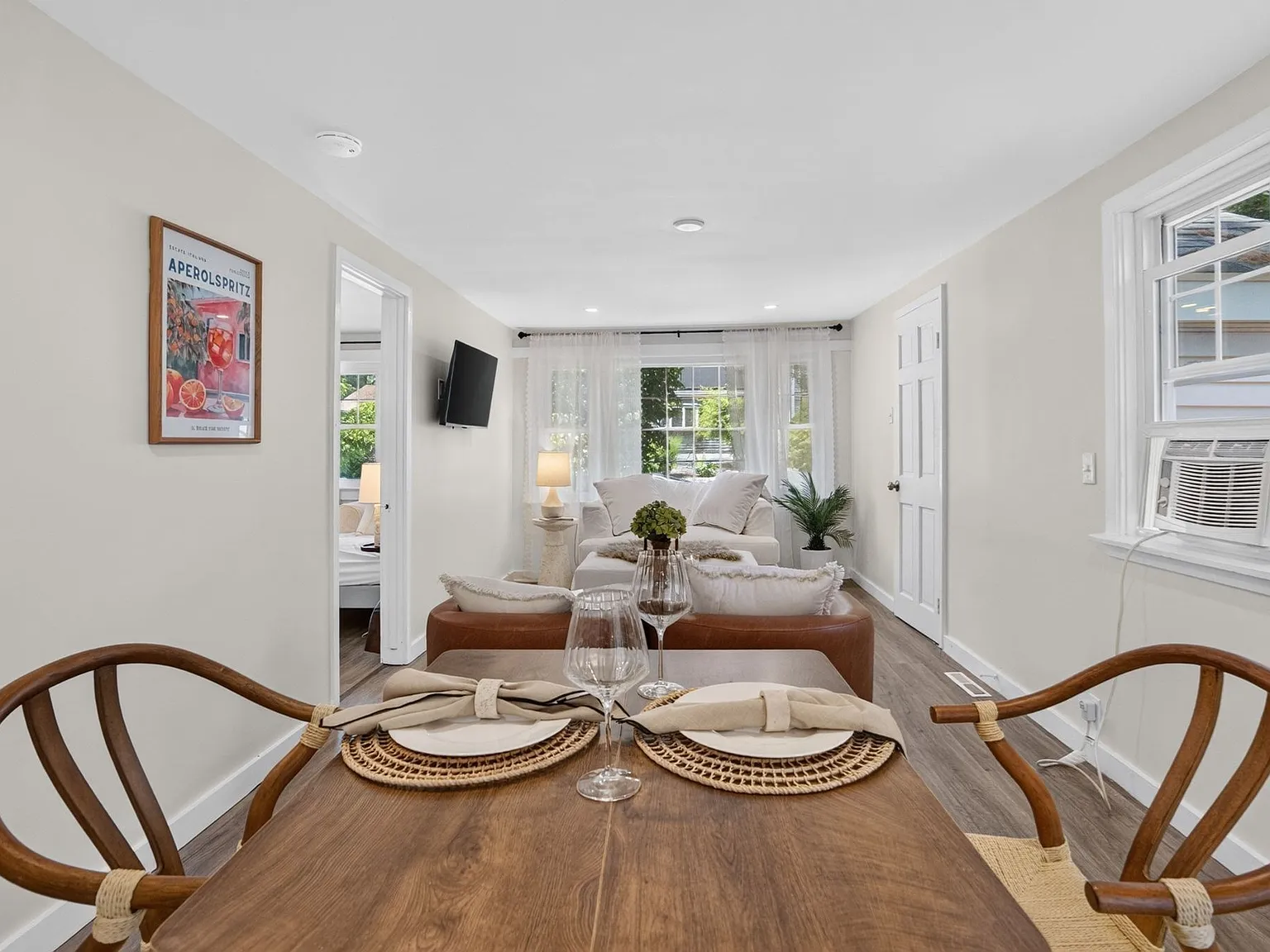 2 bed, 1.0 bath, 704 sqft, $2,450 — Photo 2