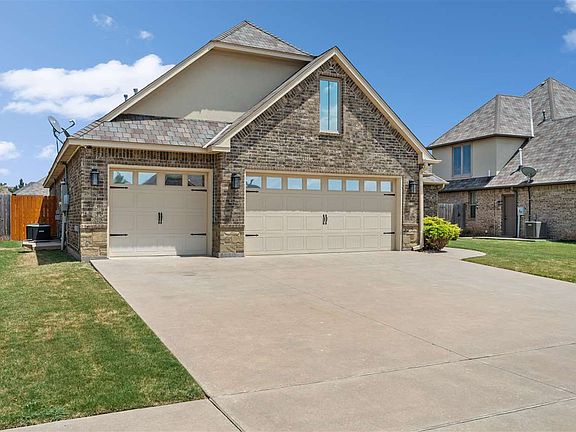 3rd image of 1511 NE Blue Sage Ln