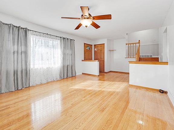 2nd image of 3S131 Sequoia Dr