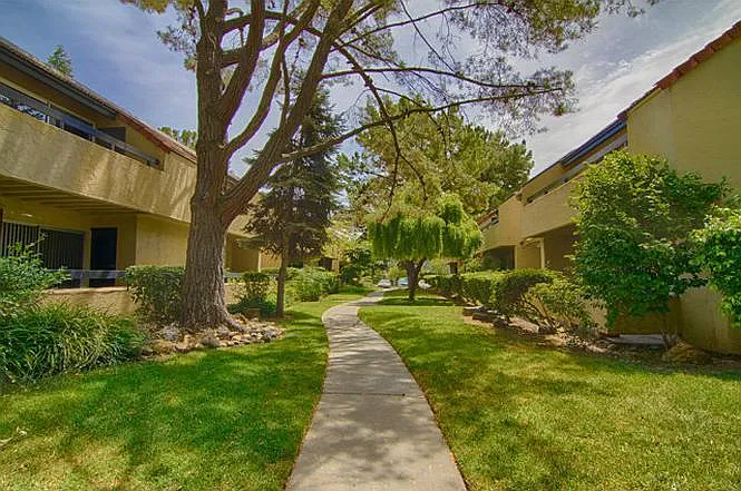 300 Tradewinds Dr — Photo 2