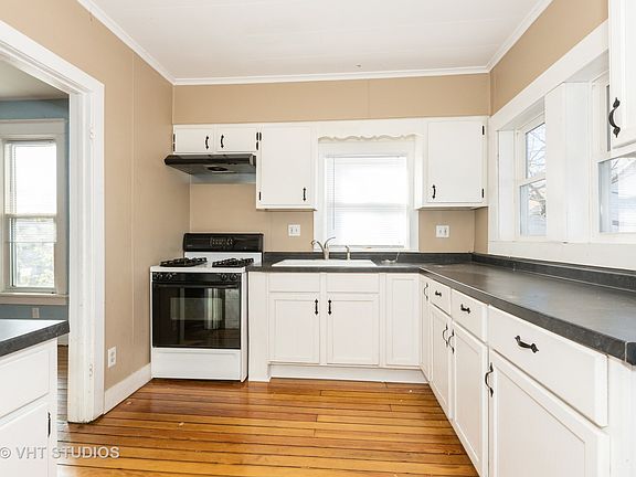4th image of 557 Rosewood Ave