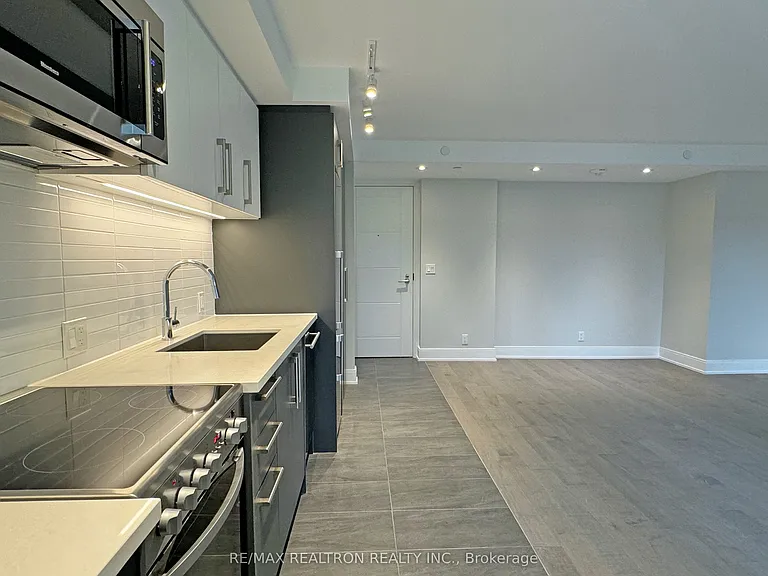 11 Walmer Rd #105 — Photo 4