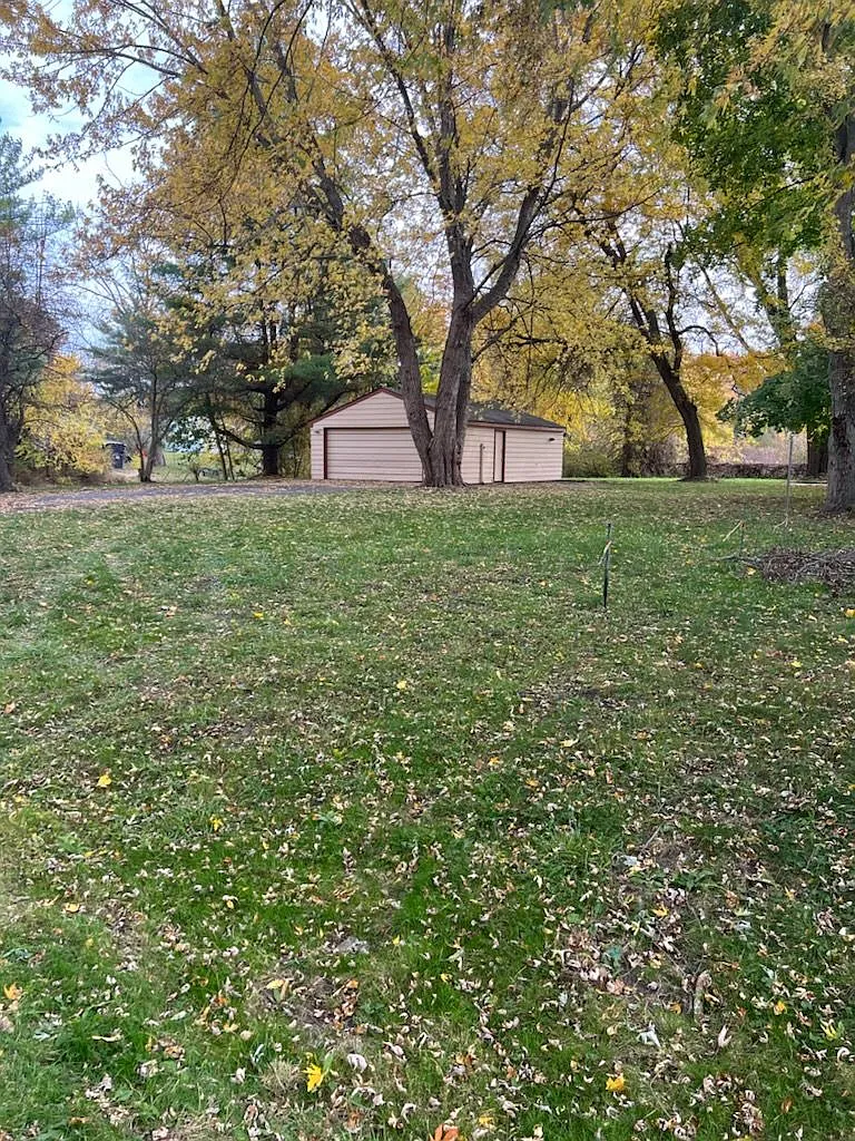 692 Red Oaks Dr photo 1
