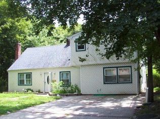 33 Dogwood Ln, Westbury, NY 11590