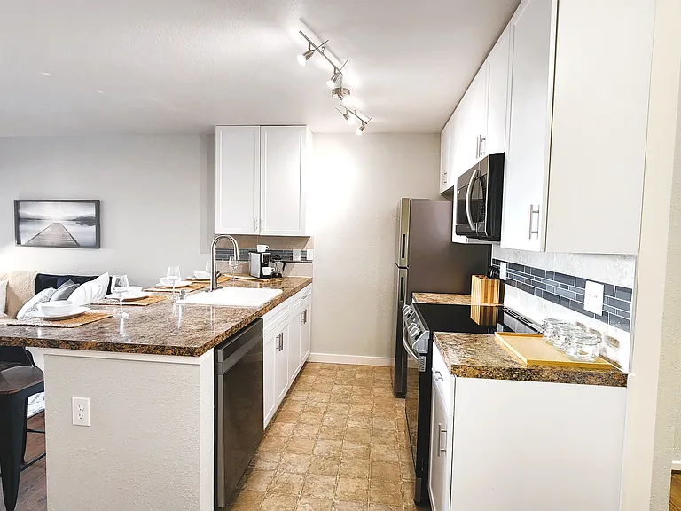 Hawaiian Apartments — Photo 9