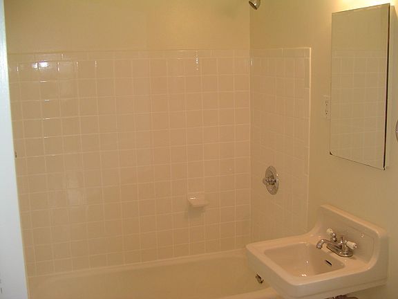 Bathroom with tub. Entrance from hallway, not bedroom.