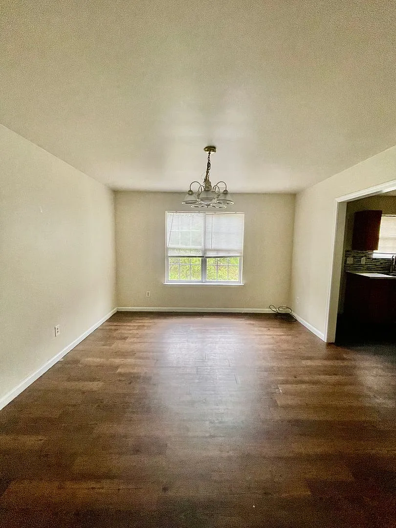 Must see 4 bedroom 2.5 bath townhouse with 1 car garage . — Photo 3