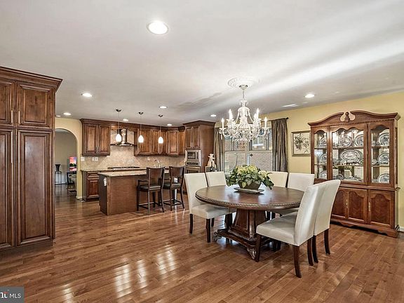 5th image of 10005 Parkwood Dr