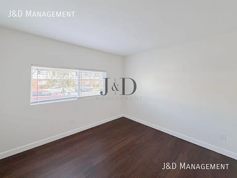 725 E 22nd St — Photo 6