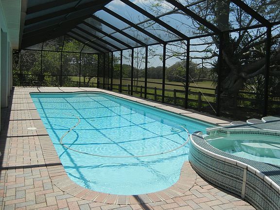 2 sets of stairs, spa