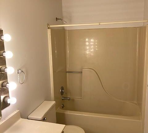 5th image of 534 Pangborn Blvd #H