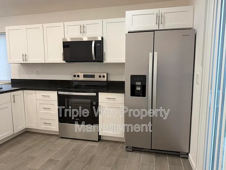 1332 Langholm Dr — Photo 7