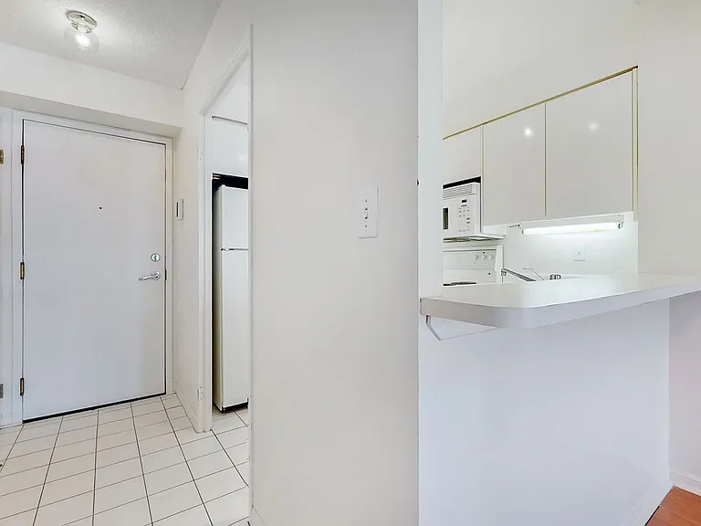 7 Carlton St — Photo 30