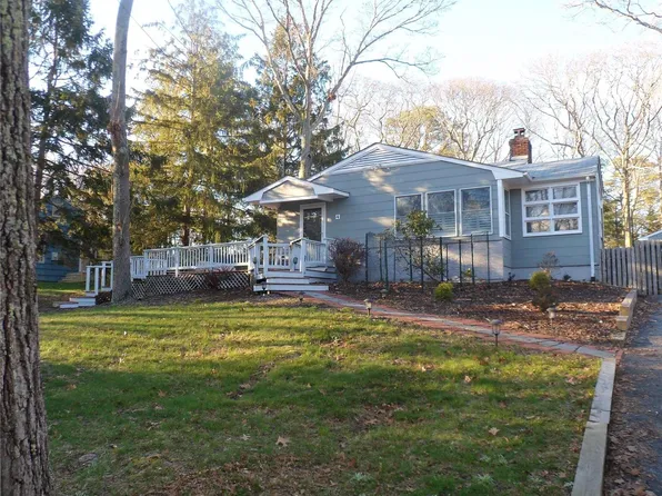 4 Robins Nest Road, Hampton Bays, NY 11946