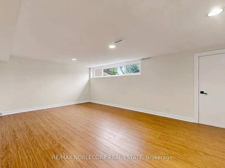 8 Summerfield Cres — Photo 32