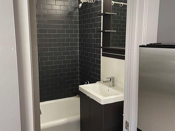 2nd image of 945 W Montrose Ave #B