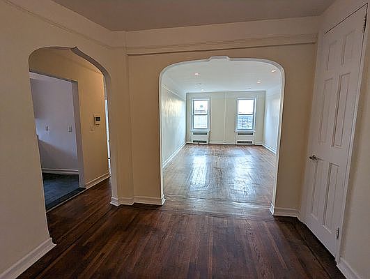 2nd image of 45 Kew Gardens Rd APT 6C