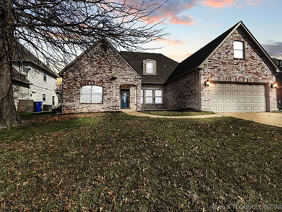 3rd image of 2408 W Vicksburg St