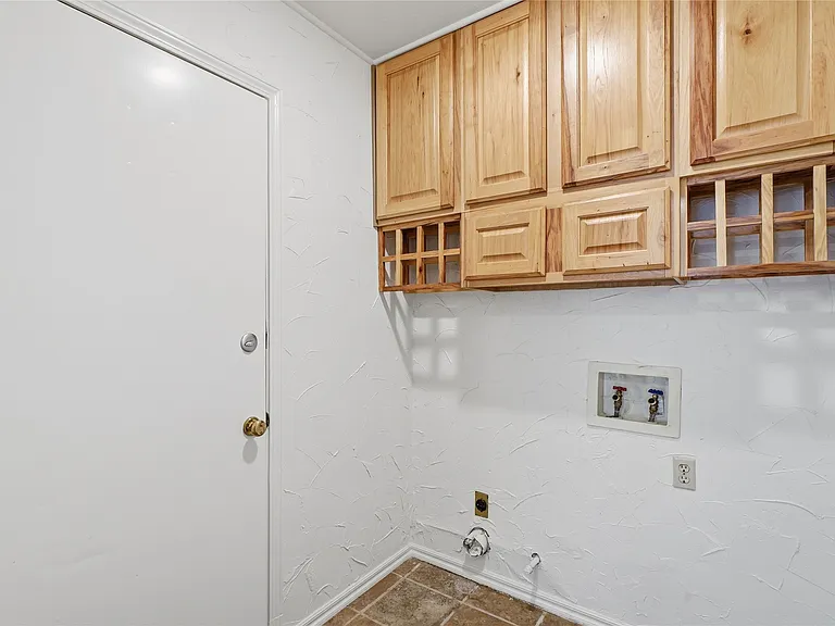 1813 W 62nd St — Photo 16