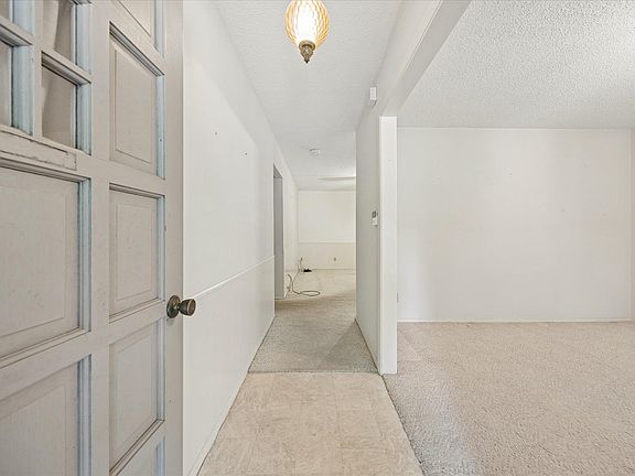 3rd image of 1815 Parkside Ln
