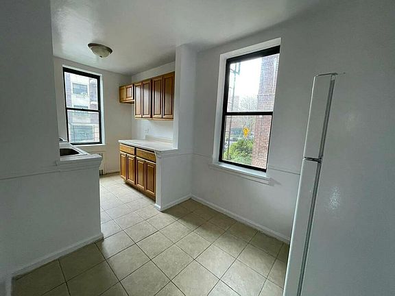 5th image of 140-55 Burden Cres #11