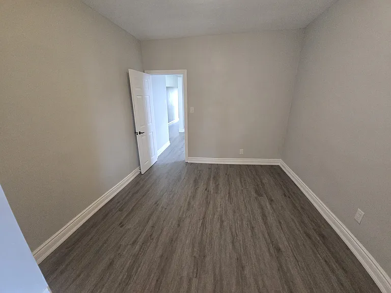 300 Balmoral Ave N #1 — Photo 8